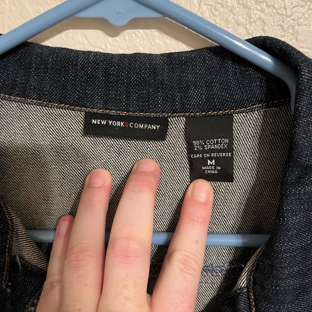 Perfect denim jacket. 🤍💙🤍 - Picture 8 of 9